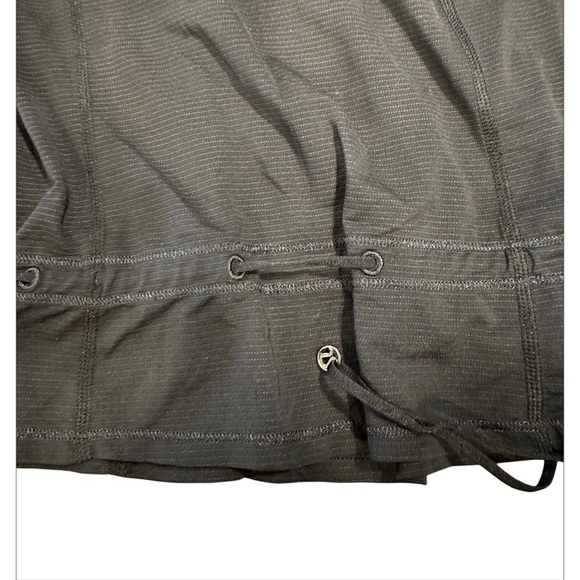 Lululemon 🍋 Black Cinch Bottom Tank with Metal Accent/Stretch/P2P13 - Picture 5 of 5